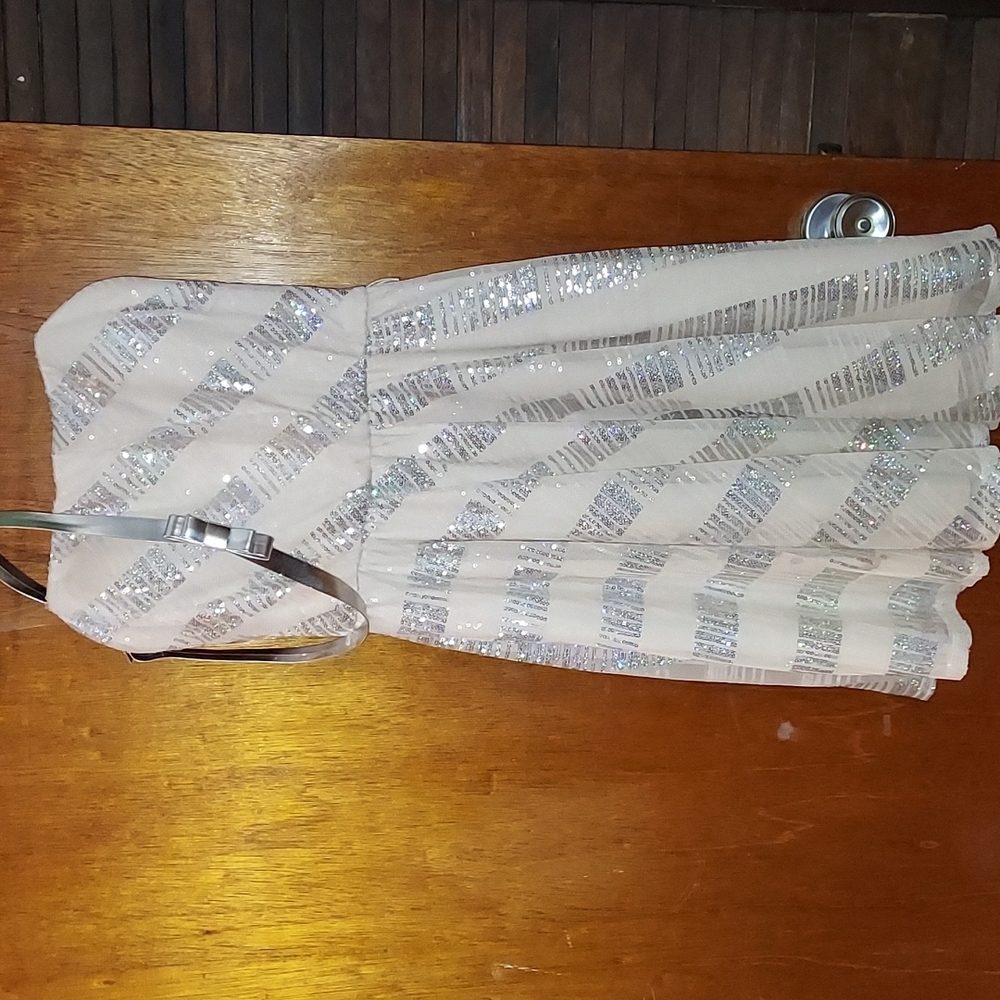 Strapless sequin pattern dress.